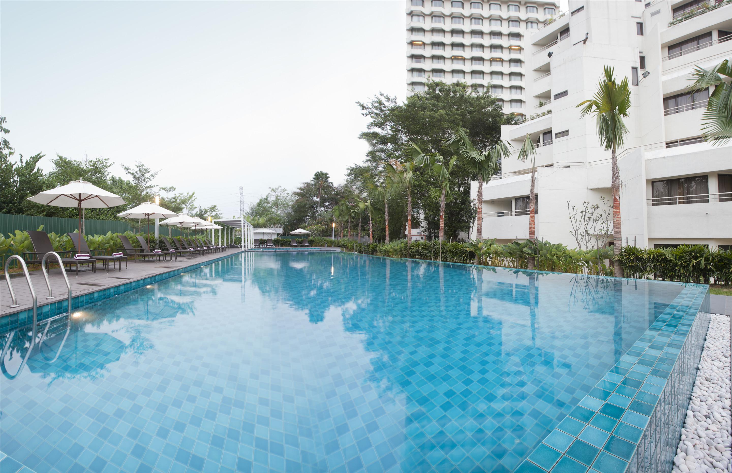 Dorsett Grand Subang Hotel Subang Jaya Eksteriør billede The pool at the Royal Thai Police Club