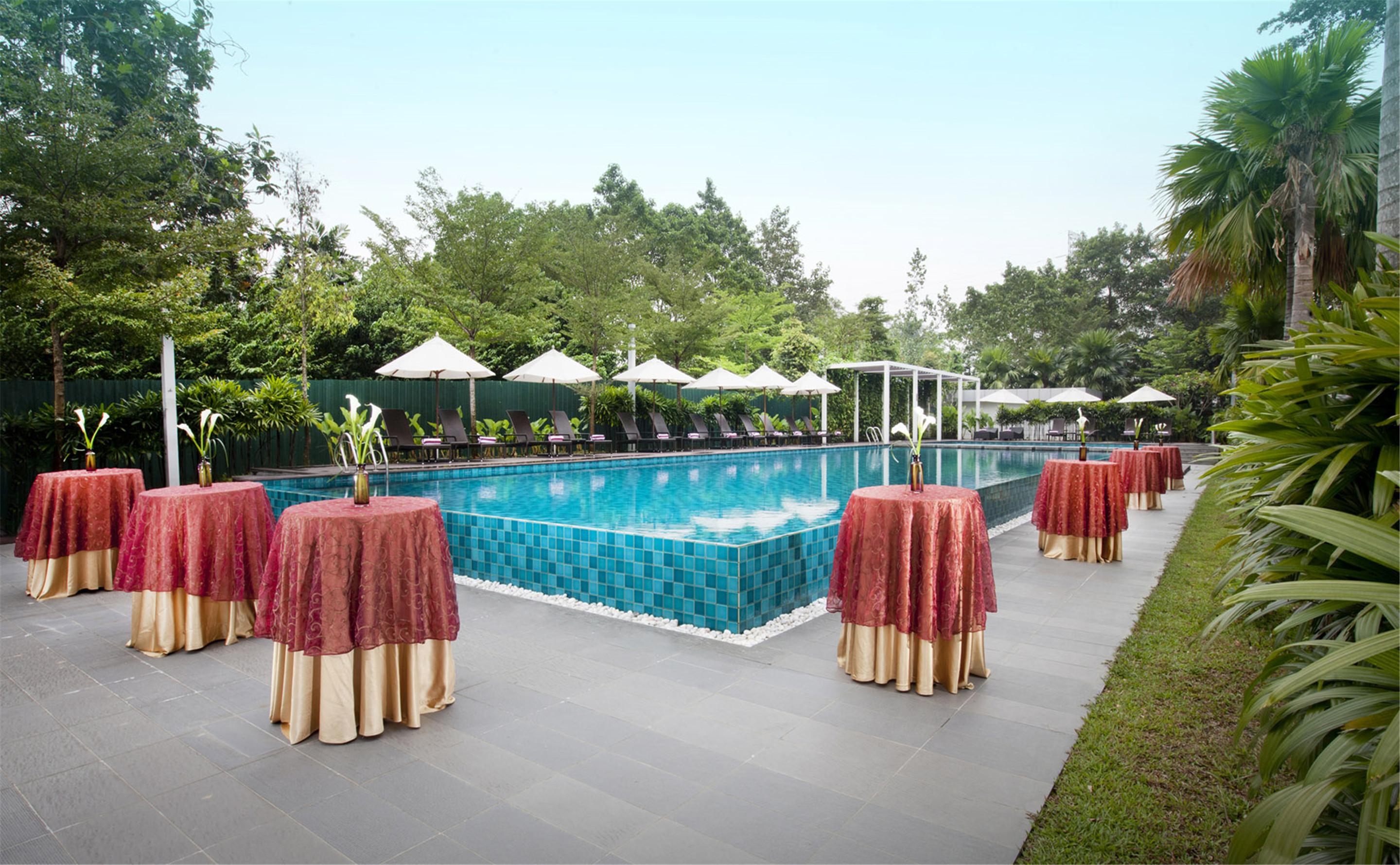 Dorsett Grand Subang Hotel Subang Jaya Eksteriør billede The pool at the hotel