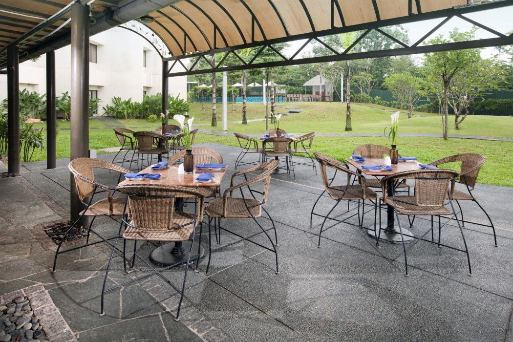 Dorsett Grand Subang Hotel Subang Jaya Eksteriør billede The outdoor dining area at the hotel