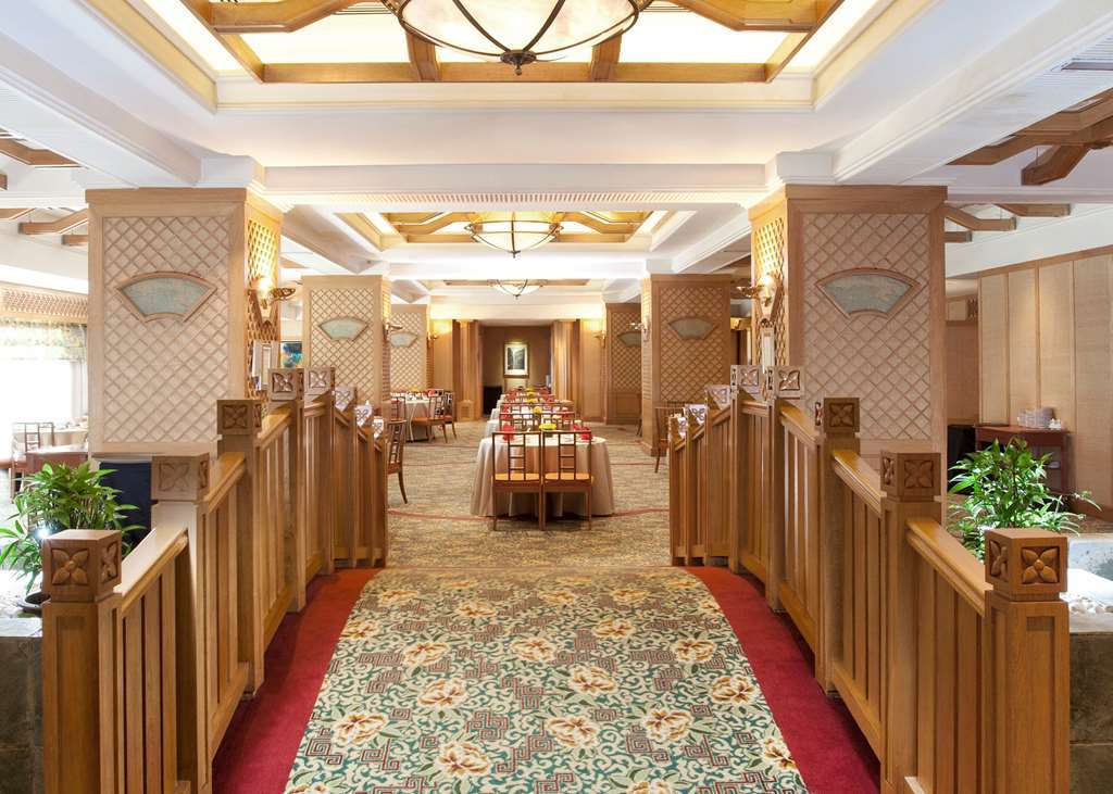 Dorsett Grand Subang Hotel Subang Jaya Restaurant billede The interior of the restaurant